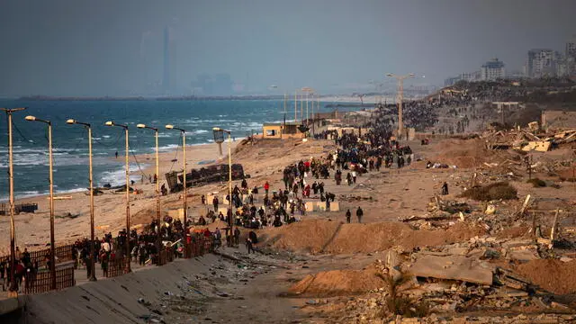 epa11858811 Internally displaced Palestinians make their way from southern to northern Gaza along Al Rashid road, amid a ceasefire between Israel and Hamas, central Gaza Strip, 28 January 2025. Israel and Hamas implemented the first phase of a hostage release and ceasefire deal on 19 January 2025. According to the UN, at least 1.9 million people (or nine in ten people) across the Gaza Strip are internally displaced, including people who have been repeatedly displaced. EPA/HAITHAM IMAD