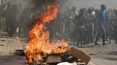 epa11858312 Protesters burn makeshift barricades in downtown Kinshasa, Democratic Republic of Congo, 28 January 2025. Protesters took to the streets and reportedly attacked the embassies of Rwanda, France, Belgium and the United States, criticizing international inaction as fighting between the Congolese military and the M23 rebels, supported by Rwanda, has left many casualties in Goma in the east of the country. EPA/CHRIS MILOSI