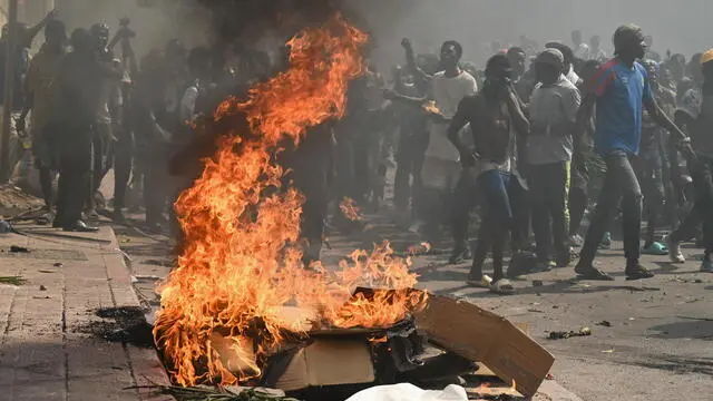 epa11858312 Protesters burn makeshift barricades in downtown Kinshasa, Democratic Republic of Congo, 28 January 2025. Protesters took to the streets and reportedly attacked the embassies of Rwanda, France, Belgium and the United States, criticizing international inaction as fighting between the Congolese military and the M23 rebels, supported by Rwanda, has left many casualties in Goma in the east of the country. EPA/CHRIS MILOSI