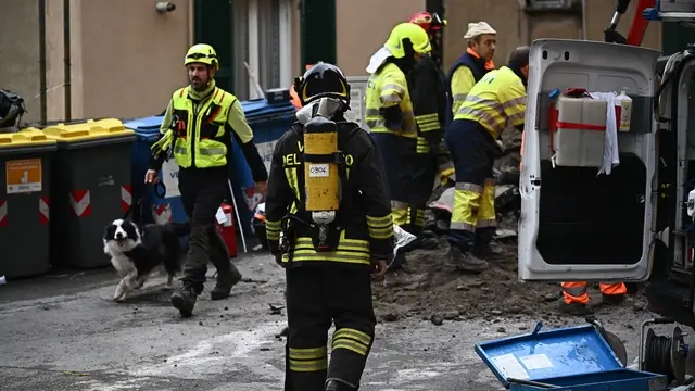 A causa del maltempo un muro di contenimento di via 5 sanri nel quartiere del Lagaccio ha ceduto. Al lavoro Vigoli del Fuoco e addetti della Ireti per un tubo del gas danneggiato. Genova, 28 gennaio 2025. ANSA/LUCA ZENNARO