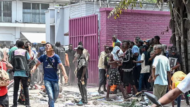 epa11859330 Protesters loot a branch of Africell, a telecom company with Rwandan capital during a march in Kinshasa, Democratic Republic of Congo, 28 January 2025. Protesters took to the streets and reportedly attacked the embassies of Rwanda, France, Belgium and the United States, as they criticize international inaction as fighting between the Congolese military and the M23 rebels, supported by Rwanda, has left many casualties in Goma in the east of the country. EPA/CHRIS MILOSI