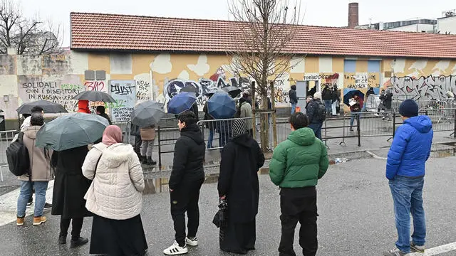 Code per fare la richiesta del per,esso di soggiorno presso l'ufficio immigrazione di corso Verona a Torino, 22 Gennaio 2025 ANSA/ALESSANDRO DI MARCO