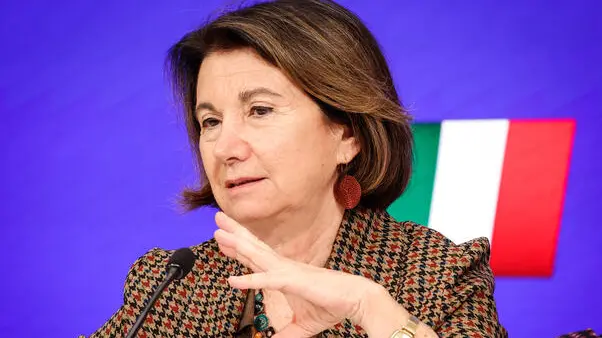 Il ministro per le Pari opportunità e la Famiglia Eugenia Roccella nella sala stampa di Palazzo Chigi durante conferenza stampa al termine della riunione del consiglio dei ministri, Roma, 25 Novembre 2024. ANSA/GIUSEPPE LAMI