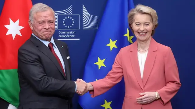 epa11860025 European Commission President Ursula von der Leyen (R) welcomes Jordan's King Abdullah II prior to a meeting at the EU Commission headquarters in Brussels, Belgium, 29 January 2025. EPA/OLIVIER HOSLET