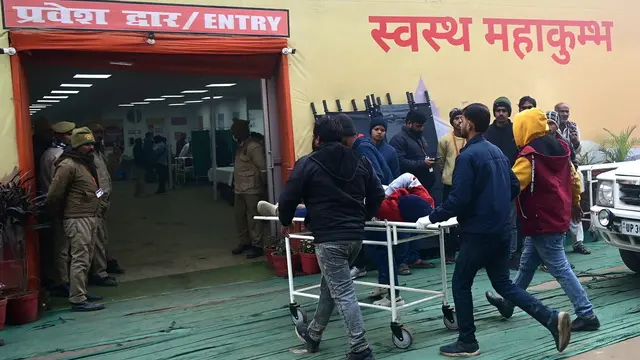 epa11859856 Injured people are transferred to a hospital following a stampede accident during the Kumbh Mela festival near Sangam Ghat Prayagraj, Uttar Pradesh, India, 29 January 2025. A stampede took place during the Kumbh Mela religious festival in India's Sangam Ghat Prayagraj worship site after barriers broke under the pressure of massive crowds, with many causalities reported onsite without official confirmation given by local authorities. EPA/STRINGER