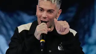 Emis Killa nel corso di Sarà Sanremo, il programma che svelerà i titoli dei cantanti in gara al prossimo Festival di Sanremo e sceglierà, tra gli otto finalisti, i quattro giovani che approderanno tra le Nuove Proposte sul palco dell'Ariston, Sanremo, 18 dicembre 2024. ANSA/RICCARDO DALLE LUCHE