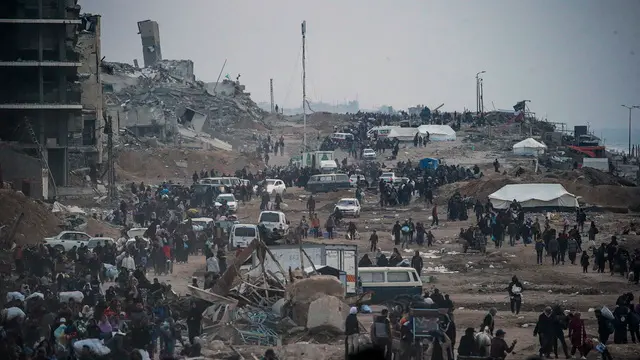 epa11859080 Internally displaced Palestinians arrive from southern Gaza via Al Rashid road to Gaza City, northern Gaza Strip, 28 January 2025. Israel and Hamas implemented the first phase of a hostage release and ceasefire deal on 19 January 2025. According to the UN, at least 1.9 million people (or nine in ten people) across the Gaza Strip are internally displaced, including people who have been repeatedly displaced. EPA/MOHAMMED SABER