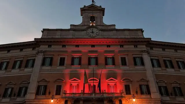 La facciata di Palazzo Montecitorio illuminata di colore rosso in occasione del 160mo anniversario della costituzione della Croce rossa italiana, 15 giugno 2024. NPK ANSA / Ufficio stampa Camera +++ ANSA PROVIDES ACCESS TO THIS HANDOUT PHOTO TO BE USED SOLELY TO ILLUSTRATE NEWS REPORTING OR COMMENTARY ON THE FACTS OR EVENTS DEPICTED IN THIS IMAGE; NO ARCHIVING; NO LICENSING +++