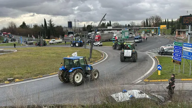 Trattori si concentrano a casello A1 Valdichiana