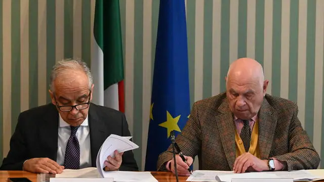 Il ministro dell’Interno, Matteo Piantedosi (s), e il ministro della Giustizia, Carlo Nordio, nel corso della firma dell’ampliamento del protocollo “Liberi di scegliere” presso il Ministero della Giustizia a Roma, 26 marzo 2024. ANSA/CLAUDIO PERI