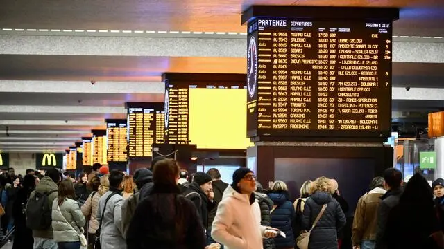 Disagi alla Stazione Termini di Roma per i ritardi dei treni in arrivo e in partenza, 14 gennaio 2025. ANSA/ALESSANDRO DI MEO