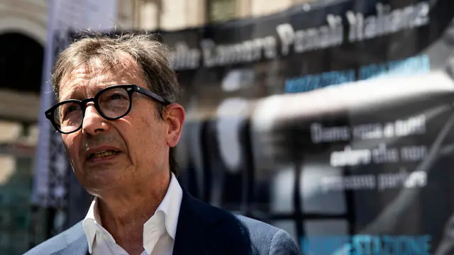 Il Presidente UCPI Francesco Petrelli, durante la manifestazione dell’Unione delle Camere Penali Italiane, per sensibilizzare l’opinione pubblica in merito all’emergenza carceri, in piazza dei Santi Apostoli, Roma, 11 luglio 2024. ANSA/ANGELO CARCONI