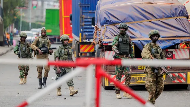 epa11860437 Members of the M23 armed group operated on the Congolese side of La Corniche border crossing point between the Democratic Republic of Congo and Rwanda at Gisenyi, Rwanda, 29 January 2025. Members of the M23 have tighten their grip on Goma, the capital city of North Kivu in the eastern Democratic Republic of the Congo. EPA/MOISE NIYONZIMA