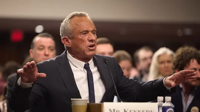 epaselect epa11860857 Robert F. Kennedy Jr., Trumpâ€™s pick to be the Secretary of Health and Human Services, testifies during his confirmation hearing in the Dirksen Senate Office Building in Washington, DC, USA, 29 January 2025. EPA/ALLISON DINNER