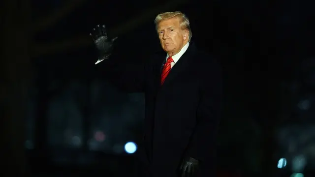 epaselect epa11857379 US President Donald Trump arrives on the South Lawn of the White House, Washington, DC, USA, 27 January 2025. President Trump arrived back to Washington DC after delivering a speech at the 2025 House Republican Members Conference Dinner in in Miami, Florida. EPA/WILL OLIVER / POOL