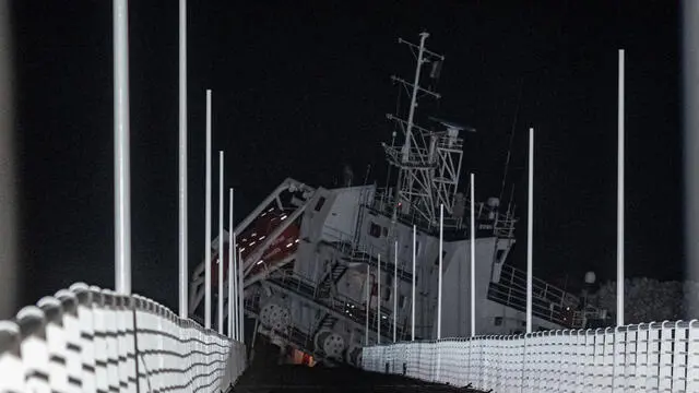 La Nave Guang Rong di oltre 100 metri di lunghezza, forse a causa del forte vento e delle onde alte si è scontrata con la banchina del pontile di Marina di Massa che in parte è crollato. A bordo della nave 13 membri dell’equipaggio tutti portati in salvo, Marina di Massa 28 gennaio 2025. ANSA/RICCARDO DALLE LUCHE