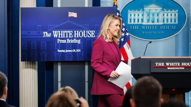 epa11858803 White House Press Secretary Karoline Leavitt arrives for the Daily Press Briefing in the James S. Brady Press Briefing Room at the White House in Washington, DC, USA, 28 January 2025. EPA/SAMUEL CORUM / POOL