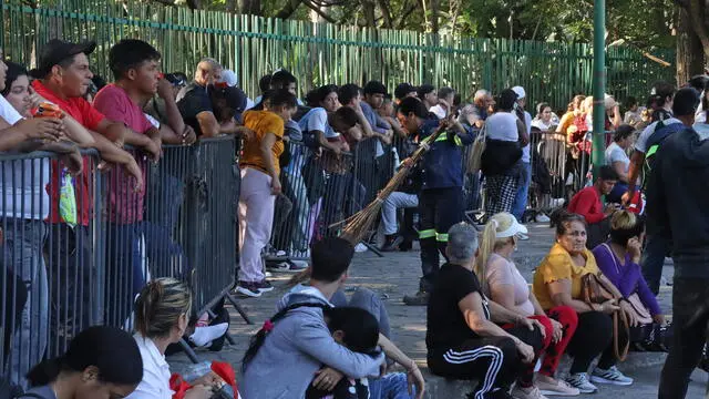 epa11845277 People wait in line to resolve their immigration situation in Tapachula, Chiapas state, Mexico, 22 January 2025. Migrants stranded at the southern border of Mexico have to choose between continuing their journey or returning to their countries due to the new restrictions imposed by US President Donald Trump and the repatriation policies announced by Mexican President Claudia Sheinbaum. EPA/JUAN MANUEL BLANCO