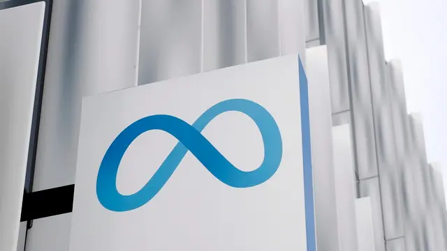 epa11862318 Meta signage hangs on the Meta store in Burlingame, California, USA, 29 January 2025. The company is scheduled to report fourth-quarter financial results after the market closes. EPA/JOHN G. MABANGLO