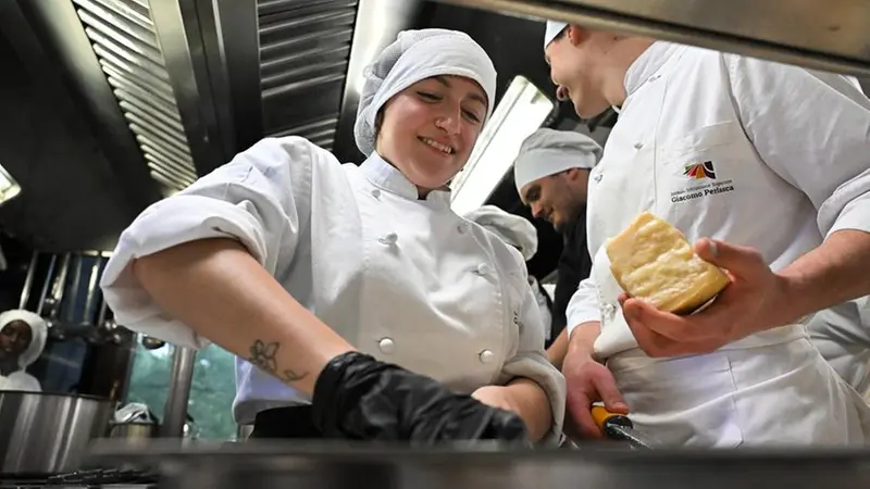 Una studentessa del Perlasca in cucina a Chef per una Notte - Foto New Reporter Checchi © www.giornaledibrescia.it