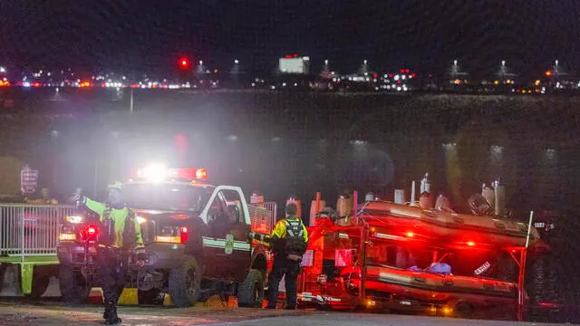 epaselect epa11862689 Rescue teams stage to help search the Potomac River after a commercial airplane reportedly collided with a military helicopter on approach to Ronald Reagan National Airport in Washington, DC, USA, 29 January 2025. According to a preliminary statement from the United States Federal Aviation Administration (FAA), a PSA Airlines Bombardier CRJ700 regional jet that departed earlier today from Wichita, Kansas collided in midair with a Sikorsky H-60 helicopter while on approach to Reagan Washington National Airport. EPA/SHAWN THEW