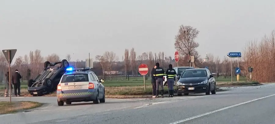 L'incidente sulla sp68: auto ribaltata