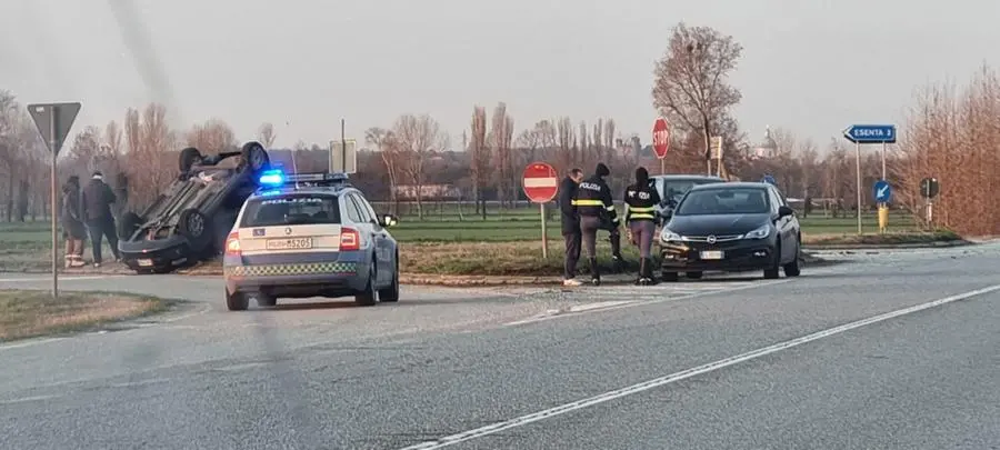 L'incidente sulla sp68: auto ribaltata