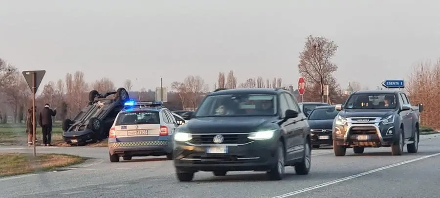 L'incidente sulla sp68: auto ribaltata