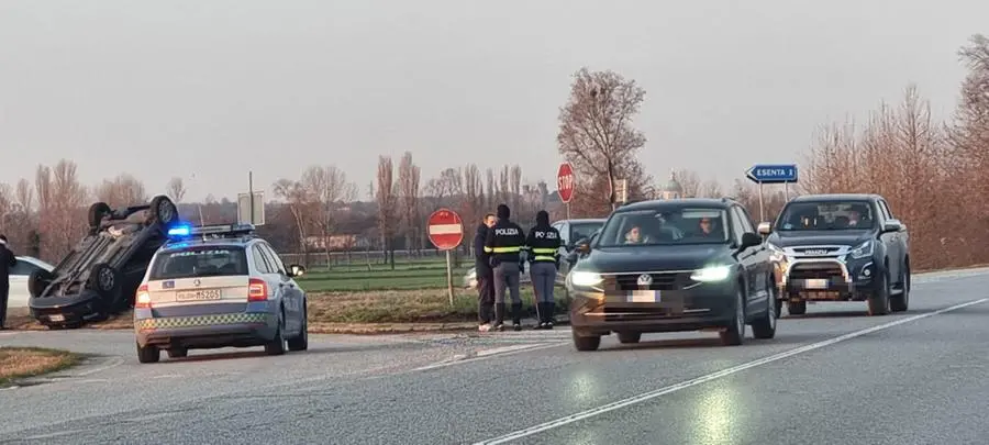 L'incidente sulla sp68: auto ribaltata