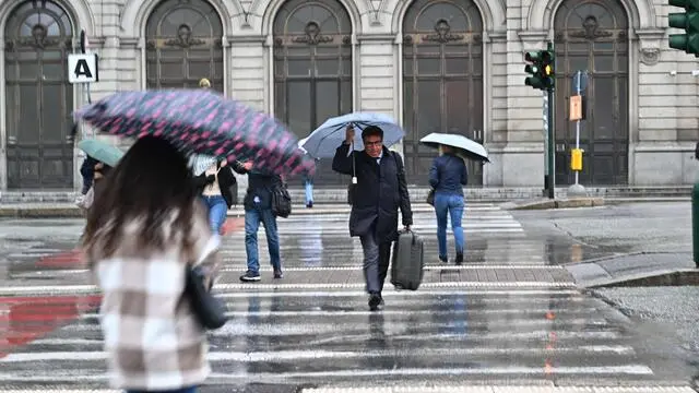 Piove forte a tratti, allagamenti diffusi sul territorio ligure. Scuole chiuse in via precauzionale in molti comuni, allerta arancione nel centro della regione, mentre nel Tigullio e nello spezzino il livello di allerta erossa per i grandi bacini dell'Entella.e del Magra.Genova, 08 ottobre 2024. ANSA/LUCA ZENNARO