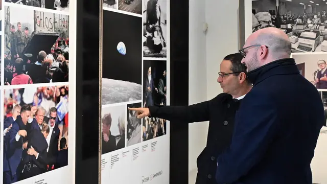 Il presidente della Camera dei deputati, Lorenzo Fontana, accompagnato dal direttore dell'ANSA, Luigi Contu, visita la mostra ANSA80 al Maxxi, Roma 28 gennaio 2025. ANSA/MAURIZIO BRAMBATTI