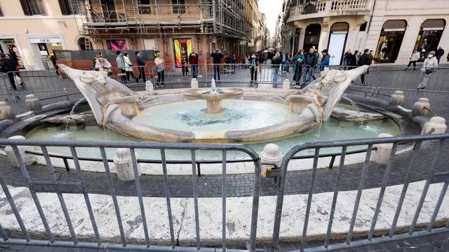 epa11860709 Barriers at Piazza di Spagna in Rome, Italy, 29 January 2025. Police guard the barriers, set up to prevent possible acts of vandalism, on the eve of the match of UEFA Europa League soccer match between AS Roma and Eintracht Frankfurt. EPA/MASSIMO PERCOSSI