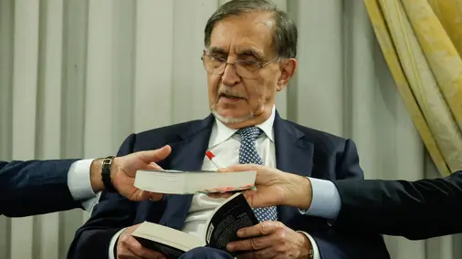 Ignazio La Russa (sfoglia libro alla rovescia) a Palazzo Brancaccio durante la presentazione del libro di Sangiuliano 'Trump - La rivincita', Roma, 28 Gennaio 2025.ANSA/GIUSEPPE LAMI