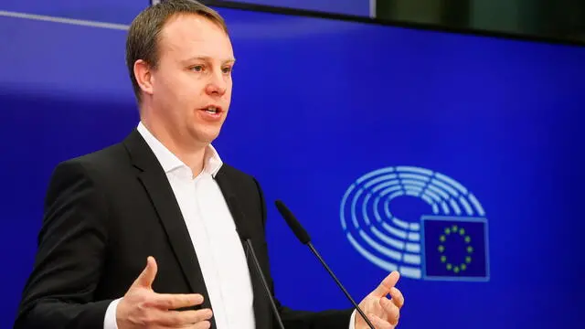 epa10309979 Member of the European Parliament Daniel Freund (Greens/EFA, DE) holds a joint press conference on the Rule of Law conditionality regulation at the European Parliament, in Brussels, Belgium, 17 November 2022. EPA/STEPHANIE LECOCQ