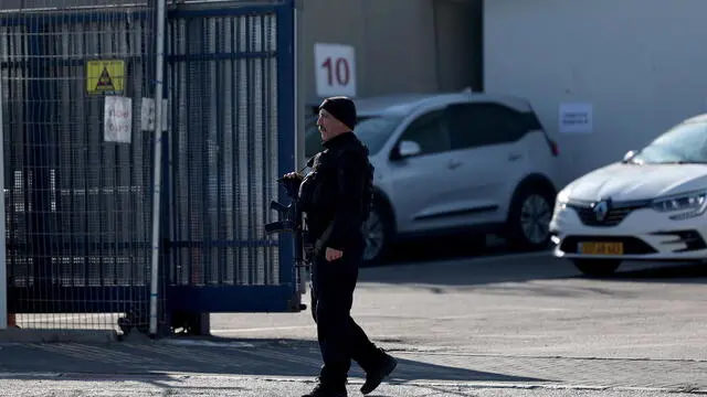 epa11862876 An Israeli Police officer guards at the West Bank military prison of Ofer, north of Jerusalem, 30 January 2025. Israel is expected to release Palestinian prisoners as part of the first phase of an Israeli-Hamas hostage release and cease-fire deal that was implemented on 19 January 2025. EPA/ATEF SAFADI