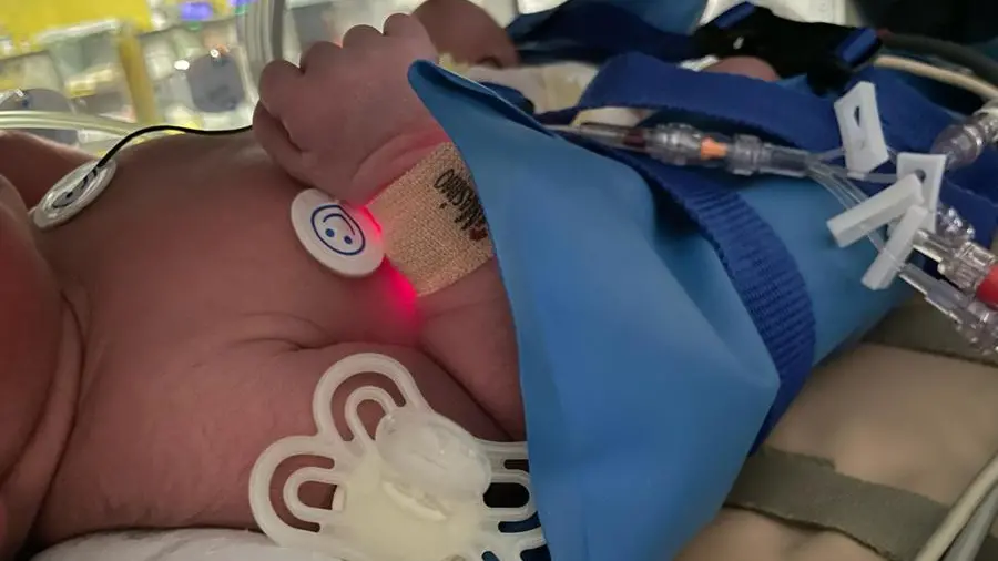 Un bambino trasportato dal servizio Sten del Civile - © www.giornaledibrescia.it