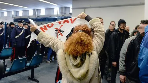 Gli imputati abbandonano l'aula per protesta durante l'udienza del processo sui disordini a Chiomonte del 2011 tra NO TAV e forze dell'ordine nell'aula bunker del carcere Lorusso Cotugno, Torino, 28 Febbraio 2014. ANSA/ ALESSANDRO DI MARCO