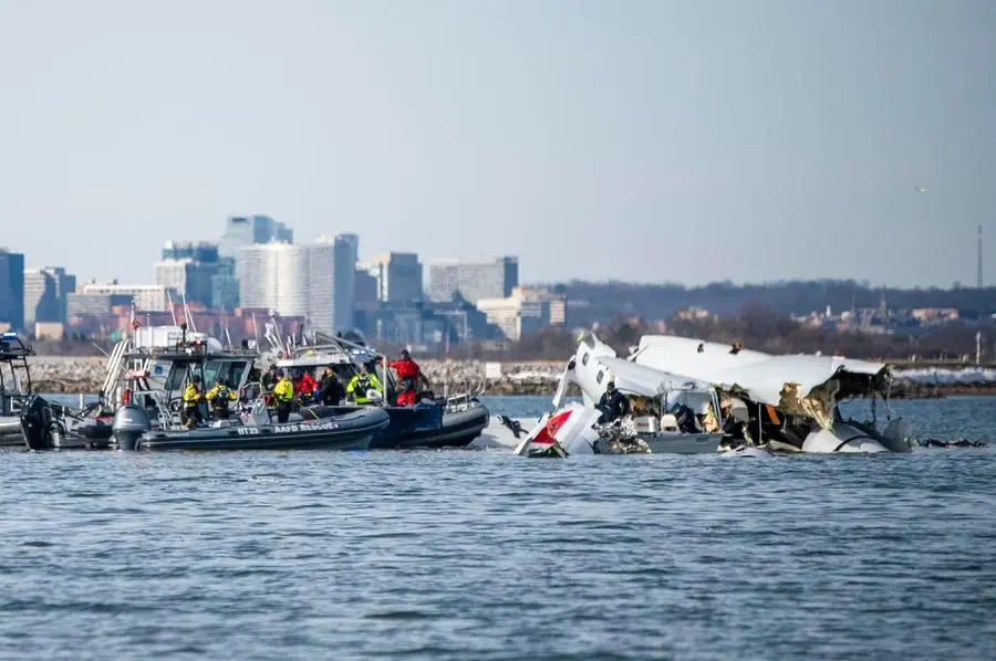 I resti dell'aereo e dell'elicottero nel Potomac