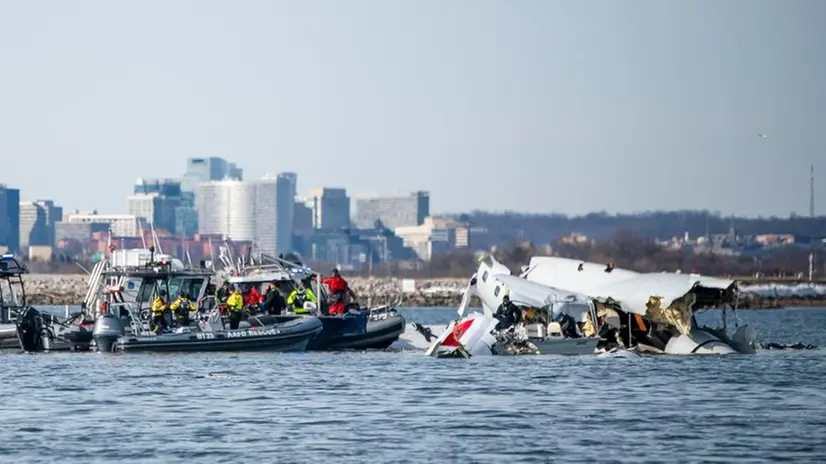 I resti dell'aereo e dell'elicottero nel Potomac