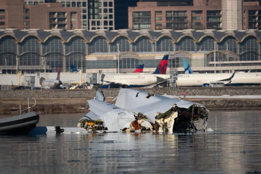 I resti dell'aereo e dell'elicottero nel Potomac