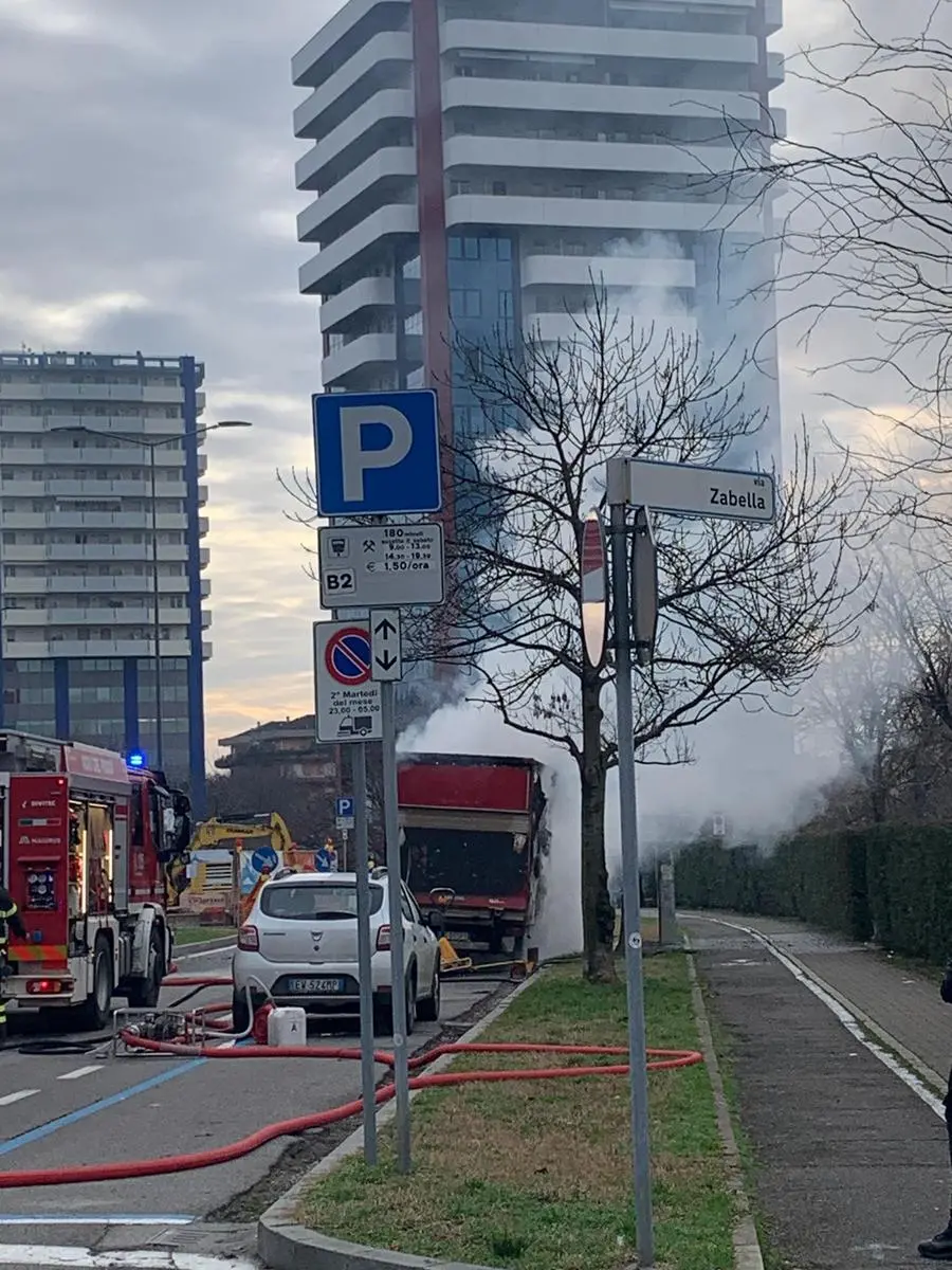 A fuoco un furgone in via Aldo Moro