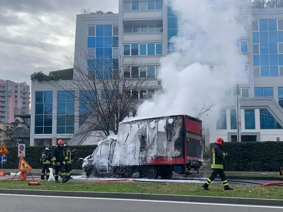 A fuoco un furgone in via Aldo Moro