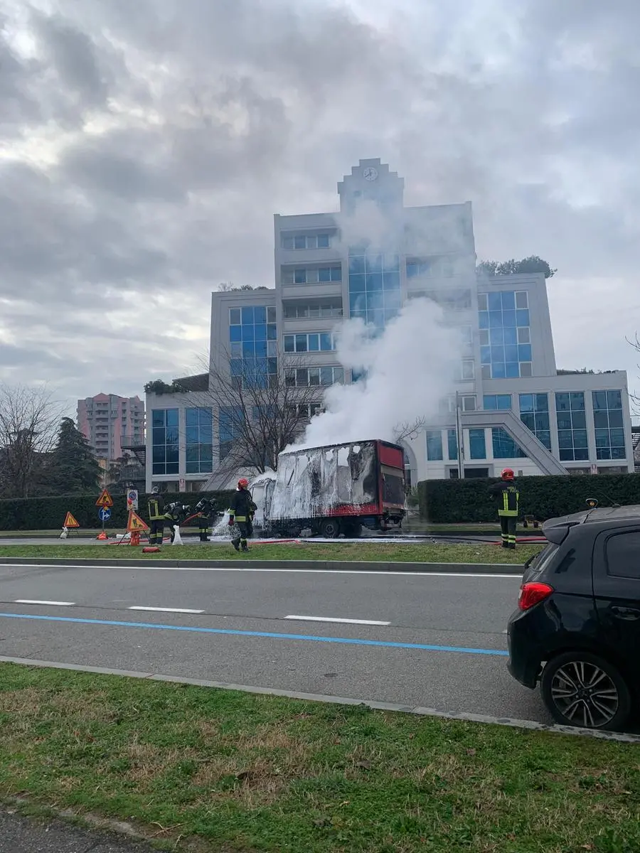 A fuoco un furgone in via Aldo Moro