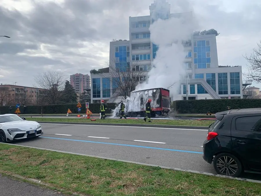 A fuoco un furgone in via Aldo Moro