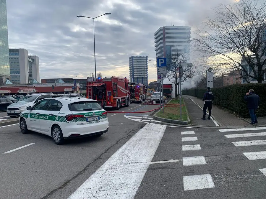 A fuoco un furgone in via Aldo Moro