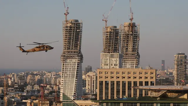 epaselect epa11863790 A military helicopter carrying released Israeli hostage Gadi Mozes lands at the Tel Aviv Sourasky Medical Center - Ichilov hospital helipad in Tel Aviv, Israel 30 January 2025. Hamas freed eight hostages on the day, among them Israeli soldier Agam Berger, with Israel expected to release 110 Palestinian prisoners in exchange. This marks the third such exchange in the first phase of an Israeli-Hamas hostage release and ceasefire deal implemented on 19 January 2025. EPA/ABIR SULTAN