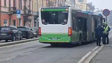 L'autobus che ha investito, uccidendola, una 15enne in via Dante, a Cremona, 31 gennaio 2024. ANSA / FILIPPO VENEZIA