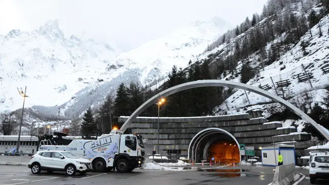 Un momento dei lavori al traforo del Monte Bianco, Aosta, 15 dicembre 2023. Il traforo del Monte Bianco riapre il 15 dicembre alle 16 - con un anticipo di tre giorni rispetto a quanto previsto - "al termine di nove settimane di instancabile mobilitazione e organizzazione da parte del personale del Tmb-Geie e delle imprese appaltanti". E' quanto comunica l'ente gestore dell'infrastruttura tra Italia e Francia. "I cantieri di manutenzione tecnica avviati lo scorso 16 ottobre - si legge in una nota - sono in fase di conclusione, dopo 9 settimane consecutive di coattività intense che hanno visto impiegate complessivamente oltre 200 persone e 50 imprese, per un totale di 20 milioni di euro di investimenti". La circolazione di tutti i veicoli sarà ripristinata al termine dei test di verifica di tutti i sistemi di sicurezza. Lunedì 18 dicembre alle 17, inoltre, si svolgerà l'esercitazione annuale di sicurezza organizzata sotto l'egida delle autorità di Prefettura italiana e francese, che vedrà coinvolti oltre 130 partecipanti italiani e francesi: per lo svolgimento di tale esercitazione, si renderà necessaria un'interruzione del traffico della durata di 5 ore, dalle 17 alle 22. ANSA/THIERRY PRONESTI