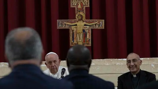 Papa Francesco durante l'incontro con i circa 35 preti del territorio della prefettura nella parrocchia di Santa Maria della Salute a Primavalle, Roma, 28 settembre 2023./// Pope Francis during his meeting with approximately 35 priests from the prefecture's territory in the parish of Santa Maria della Salute in Primavalle, Rome, Italy, 28 September 2023. ANSA/ VATICAN MEDIA +++ ANSA PROVIDES ACCESS TO THIS HANDOUT PHOTO TO BE USED SOLELY TO ILLUSTRATE NEWS REPORTING OR COMMENTARY ON THE FACTS OR EVENTS DEPICTED IN THIS IMAGE; NO ARCHIVING; NO LICENSING +++ NPK +++