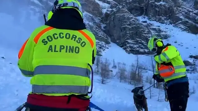 Un fermo immagine tratto da un video mostra i soccorsi a seguito della valanga che si è verificata sopra Trasquera, in val Divedro nel Verbano-Cusio-Ossola, 12 gennaio 2025. Tre persone sono morte. ANSA/ SOCCORSO ALPINO +++ ANSA PROVIDES ACCESS TO THIS HANDOUT PHOTO TO BE USED SOLELY TO ILLUSTRATE NEWS REPORTING OR COMMENTARY ON THE FACTS OR EVENTS DEPICTED IN THIS IMAGE; NO ARCHIVING; NO LICENSING +++ NPK++